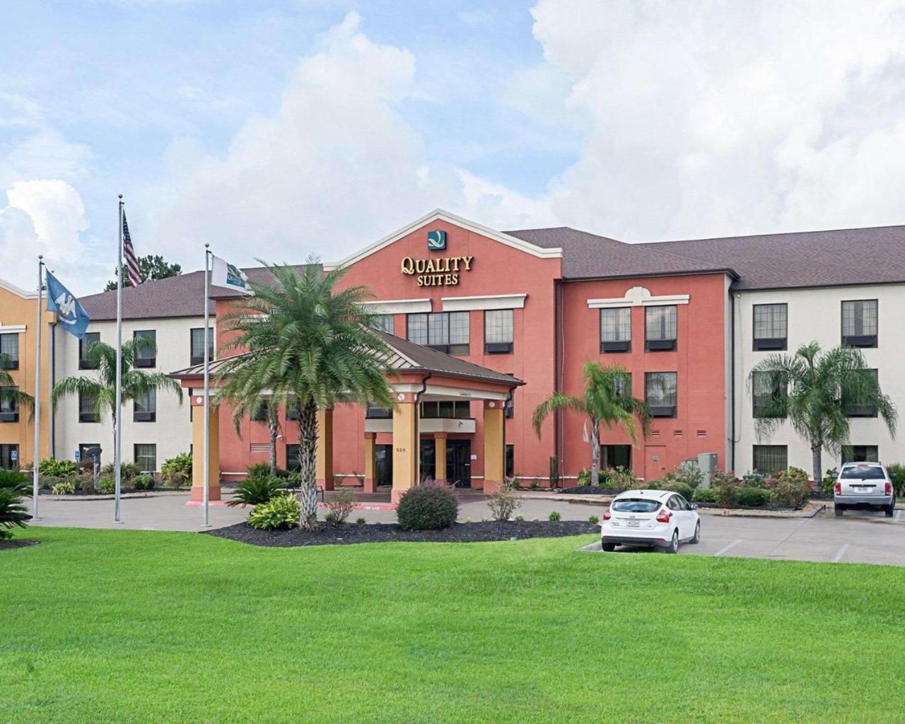 Quality Suites Sulphur Exterior photo